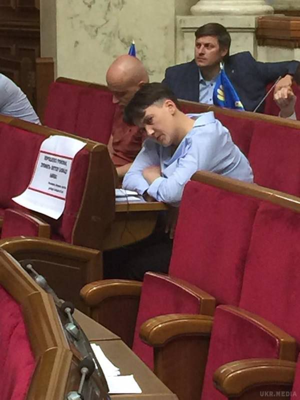 Савченко від нудьги в Раді заснула на робочому місці (фото). Народний депутат України Надія Савченко, яка прийшла на роботу у Верховну Раду в кокетливій сорочці, відкриває плечі, стала об'єктом насмішок колег з-за того, що заснула на робочому місці.