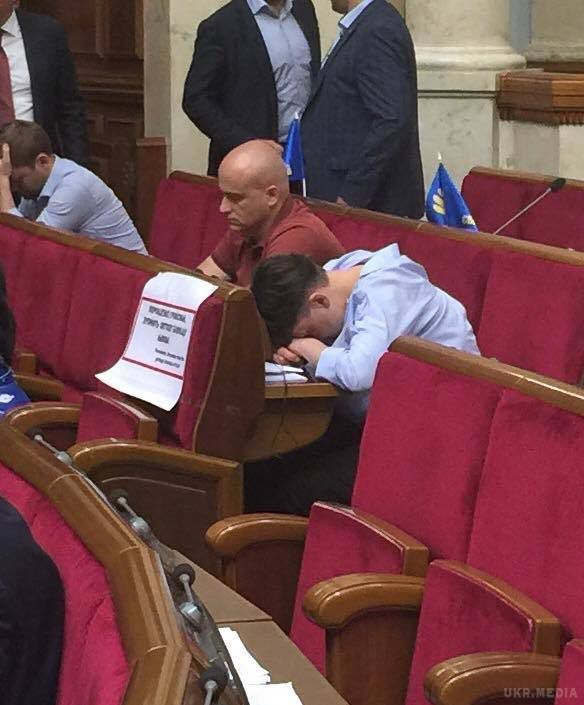 Савченко від нудьги в Раді заснула на робочому місці (фото). Народний депутат України Надія Савченко, яка прийшла на роботу у Верховну Раду в кокетливій сорочці, відкриває плечі, стала об'єктом насмішок колег з-за того, що заснула на робочому місці.