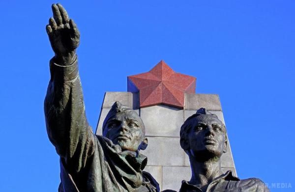 У Москви істерика через плани Польщі знести радянські пам'ятники. Росія обурена рішенням польського Сейму знести на території Польщі пам'ятники, що прославляють комунізм.