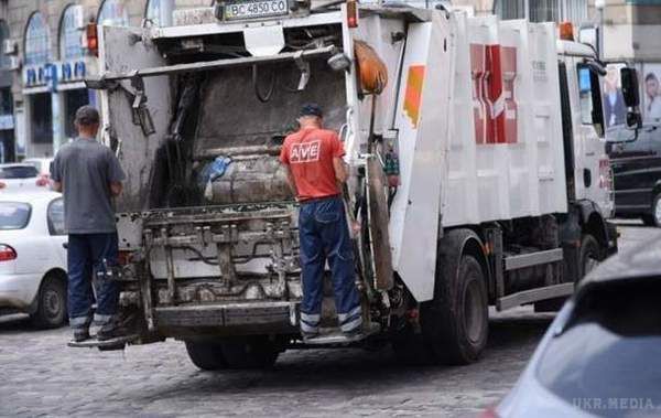 Влада зобов'язується за 20 днів очистити Львів від сміття. На вулицях міста накопичилося 11 тисяч тонн відходів.