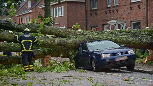 Ураган у Німеччині розчавив людей в машинах і знищив худобу. Штормовий вітер та злива наробили багато шкоди на півночі Німеччини. Внаслідок негоди загинули щонайменше двоє людей.