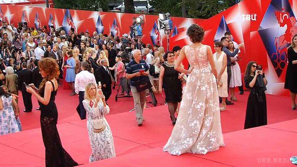Актрису, Настю Самбурску розкритикували за вульгарний образ на відкритті кінофестивалю (фото). Актриса одягла обтягуючий комбінезон, декорований паєтками.