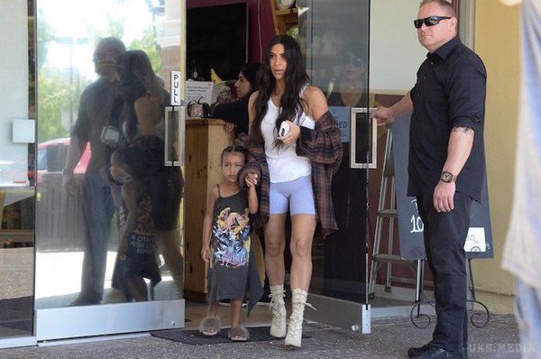 Дочка Кім Кардашьян гуляє по Лос-Анджелесу в хутряних тапочках (фото). 36-річна Кім Кардашьян (Kim Kardashian) відома модниця. 