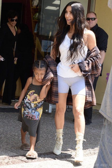Дочка Кім Кардашьян гуляє по Лос-Анджелесу в хутряних тапочках (фото). 36-річна Кім Кардашьян (Kim Kardashian) відома модниця. 