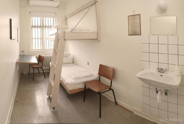 Незвичайна готель у в'язниці. У в'язниці зробили ремонт і камери перетворили в номери.