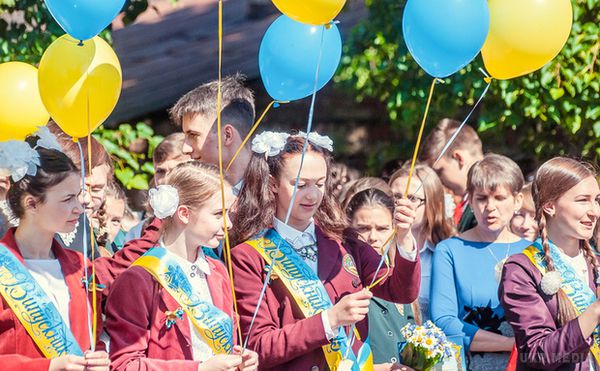 Коли випускний 2017 в Україні?. Прощання зі школьними стінами, лінейками, вчителями, перехід у цілком інше - доросле життя.