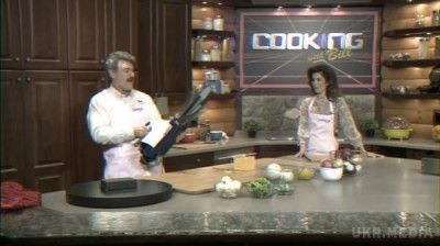 При зйомках шоу «Готуємо з Біллом» ведучому відрубало пальці. Це сталося, коли ведучий демонструвалв можливості нової кухонної машини.