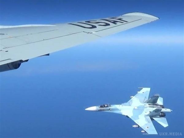 Опубліковані фото небезпечного повітряного інциденту між НАТО і Росією в Європі. Зближення відбулося на високій швидкості.