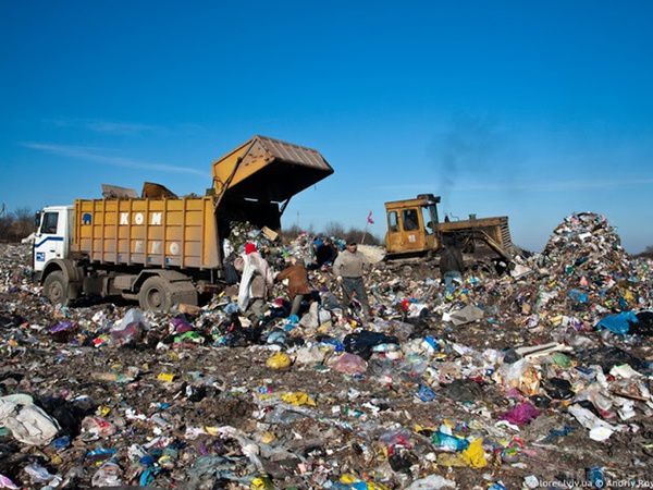 Зі Львову за добу було вивезено понад 640 тонн сміття. Зі Львову за минулу добу, 23 червня 2017 року, було вивезено понад 640 тонн сміття. 