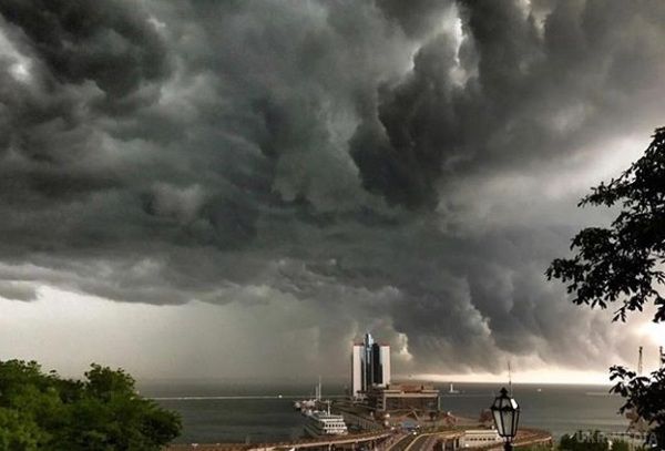 У Мережі показали страшні кадри "Апокаліпсису" з Одеси. По Одесі пройшовся потужний ураган зі зливою.