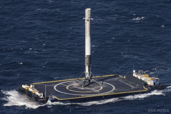 Використана ракета Falcon 9 успішно сіла на плавучу платформу в Атлантиці. Вчені планують розробити в майбутньому ракети-носії, здатні доставляти супутники на орбіту багаторазово. 
