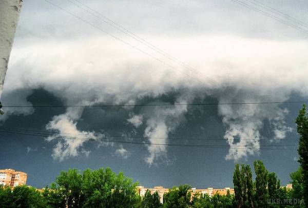Апокаліптичне небо над Одесою. У мережі публікують моторошні фото. Сильний дощ з ураганним вітром вирував в Одесі. 