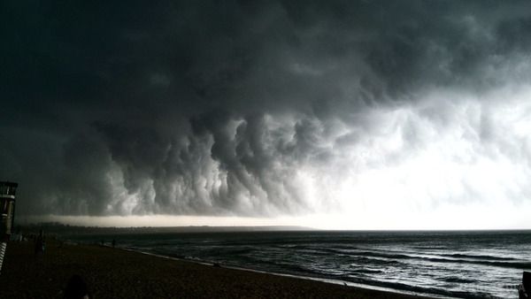 Апокаліптичне небо над Одесою. У мережі публікують моторошні фото. Сильний дощ з ураганним вітром вирував в Одесі. 