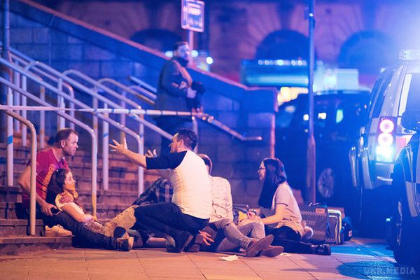 Терорист з Манчестера виготовити бомбу за допомогою YOUTUBE. Терорист Салман Абеді, який влаштував вибух на концерті в британському Манчестері, виготовив "пояс смертника" за допомогою відеоінструкції з YouTube.