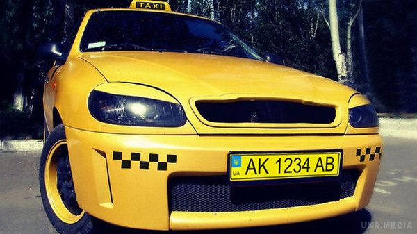 В Україні планують запровадити нові автомобільні номери. На спеціальні жовті номерні знаки хочуть перевести таксі та маршрутки.
