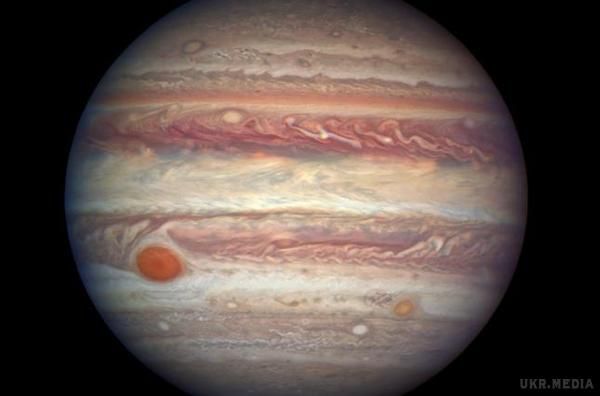 Юнона зробила знімок нитки перлів на Юпітері. Знімок був зроблений на відстані 33,4 тисячі кілометрів від поверхні планети.
