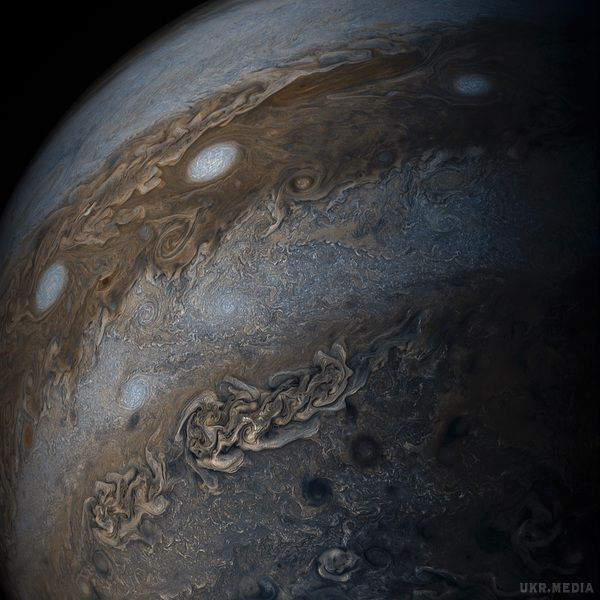 Юнона зробила знімок нитки перлів на Юпітері. Знімок був зроблений на відстані 33,4 тисячі кілометрів від поверхні планети.