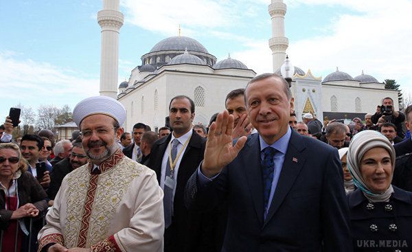 Ердоган знепритомнів під час молитви на свято Ураза -байрам. Президент Туреччини Реджеп Ердоган відчув себе погано і знепритомнів під час молитви в мечеті Мімара Синана в честь свята Ураза-байрам. 