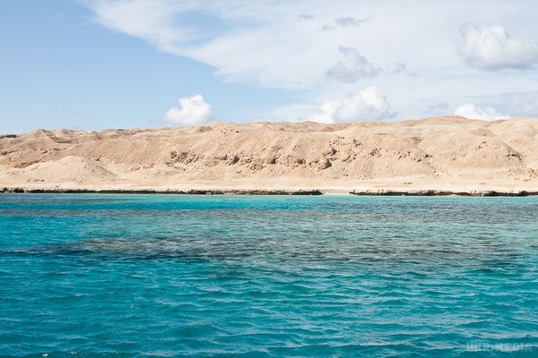 Єгипет схвалив передачу Саудівській Аравії двох островів. Передані два незаселених острова у Червоному морі.