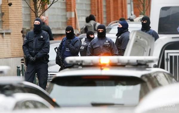 У Брюсселі водій намагався наїхати на поліцейських, вони відкрили вогонь. У Брюсселі водій авто намагався наїхати на поліцейських