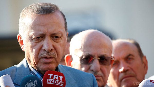 Ердоган втратив свідомість в мечеті під Стамбулом: Стали відомі подробиці. Ердоган впав без свідомості в мечеті.