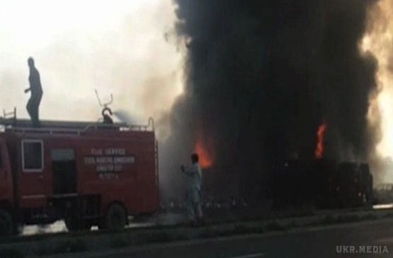Відео вибуху бензовоза у Пакистані, внаслідок якого загинули більше 100 осіб. Причиною вибуху могло стати куріння поблизу цистерни.