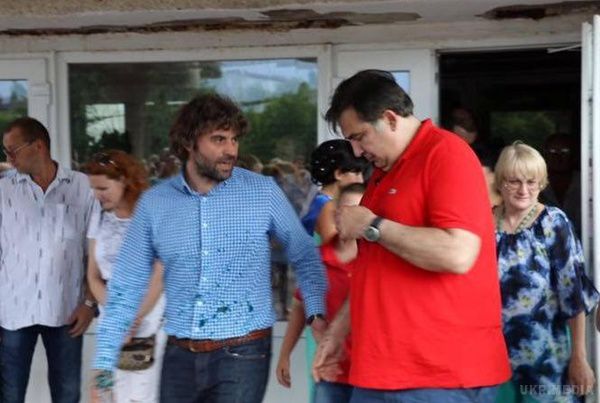 Саакашвілі зажадав від Порошенка 50 євро за зіпсовану футболку. Колишнього губернатора Одеської області облили зеленкою і він впевнений, що за цим стоять представники БПП.