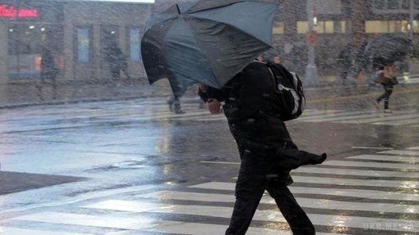 Українців попереджають про різке погіршення погоди на завтра. В Україні очікуються шквали і сильні дощі, а також місцями підйом води в річках до одного метра.