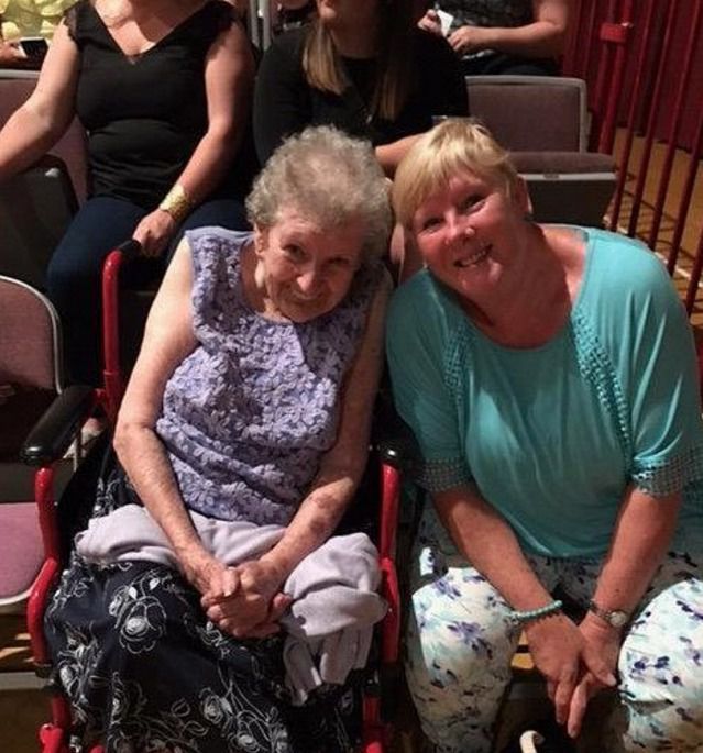 98-річна бабуся вперше в житті пішла на чоловічий стриптиз (фото). Старенька британка здійснила свою давню мрію.