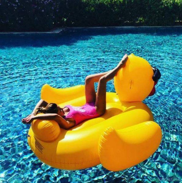 Ксенія Бородіна з сім'єю відправилася у відпустку. Бажаний відпочинок вона проводить в басейні, плаваючи на величезній надувний качці.