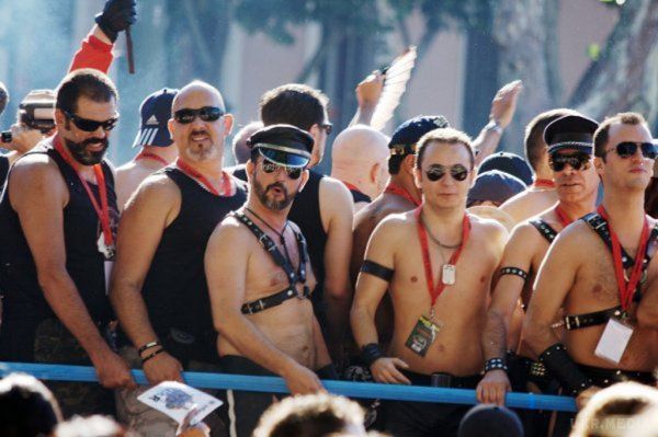 У Стамбулі поліція стріляла гумовими кулями в гомосексуалістів. Туреччина – це єдина держава мусульманського світу, де офіційно не заборонено проведення гей-парадів. Такі заходи здійснювалися, починаючи з 2003 року.