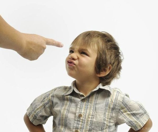 Психолог пояснює, чому не можна кричати на дитину, коли вона виявляє агресію. Мати робить дитинi незначне зауваження або ж вiдмовляє у якомусь проханнi, а та раптом кидається на неї з кулаками, кричить, плаче, тупає ногами...