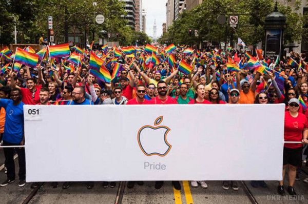 Кілька тисяч співробітників Apple взяли участь в гей-параді в США. Apple прийняла участь у гей-параді, який пройшов минулих вихідних у Сан-Франциско, Нью-Йорку і Торонто.