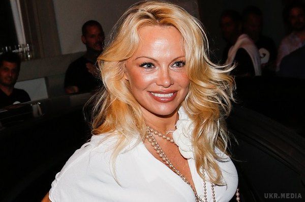 49-річну Памелу Андерсон розкритикували за сміливі шорти «не за віком»(фото). Памела Андерсон (Pamela Anderson) доводить, що вік не перешкода для активного життя і вечірок. 