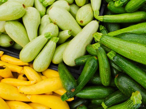 Різниця між звичайним кабачком і цукіні. Ясно, що кабачок зі світло-зеленою або жовтою шкіркою і цукіні — одного поля...овочі. 