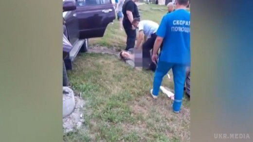 У Бєлгороді пасажирка Land Cruiser вдарила ножем водія і покінчила з собою. У Бєлгороді 61-річна пасажирка в Land Cruiser двічі вдарила водія кухонним ножем в шию. 