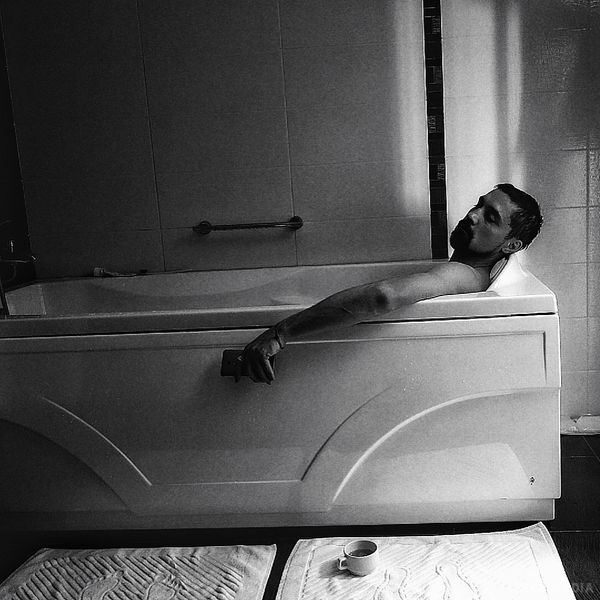 Діма Білан влаштував «гарячу» фотосесію у ванній. Білан розмірковує про свій творчий та життєвий шлях