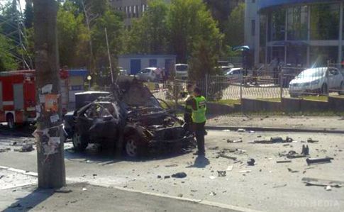 З'явилось відео моменту вибуху автомобіля, в якому загинув чиновник Міноборони(відео). Потужний вибух автомобіля в Києві, який стався зранку 27 червня, зафіксували камери..вибух стався під час руху автомобіля.