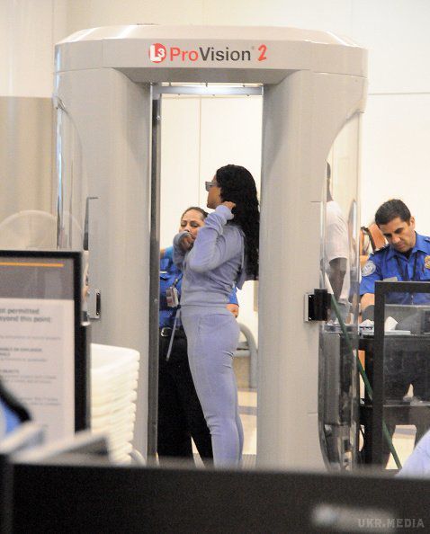 У мережі шоковані раптовою зміною у зовнішності Ріанни. У мережі з'явилися нові знімки відомої співачки Ріанни. 29-річну зірку папараці зловили в аеропорту Лос-Анджелеса.