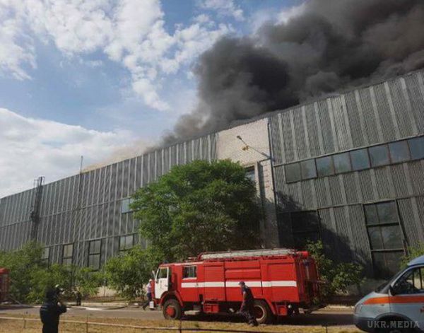 На лівому березі Дніпра палає завод. Велика пожежа почалася у Дніпрі на заводі Комінтерна