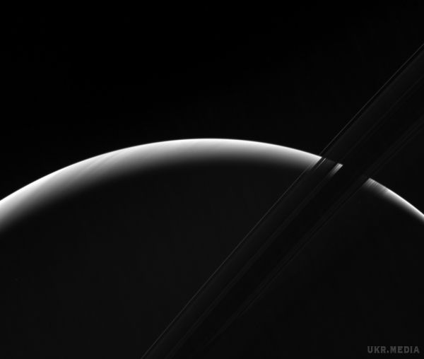 НАСА опублікувало знімок світанку на Сатурні. Знімок був зроблений на відстані мільйона кілометрів від поверхні планети.
