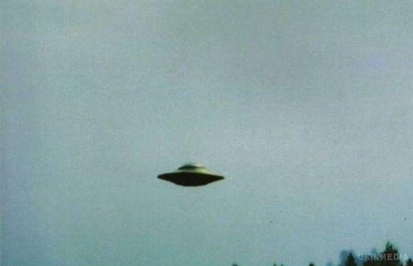  В Канаді спостерігали незвичайне НЛО (відео). Фотограф Кен Райс, робив знімки природи, коли помітив у небі НЛО схожий на зелений диск з гострими шипами по боках і довгим хвостом.