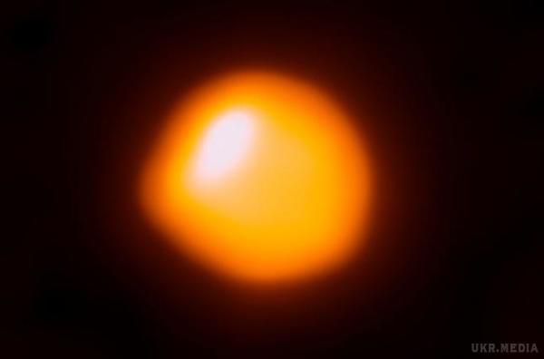Астрономи отримали найбільш чіткий знімок зірки Бетельгейзе. Радіус зірки у 1400 разів перевищує радіус Сонця.