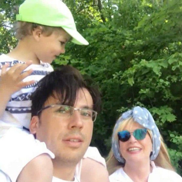 Гарік – перукар! Максим Галкін опублікував сімейне відео з Аллою Пугачовою та дітьми (відео). Трирічний Гаррі спробував себе в ролі перукаря.