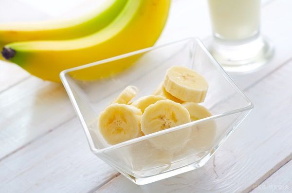 Цей смачний фрукт може шкодити організму. Хоча дієтологи часто радять з'їдати щодня п'ять порцій фруктів мінімум, нещодавно медики заявили, що вживання бананів може шкодити організму.