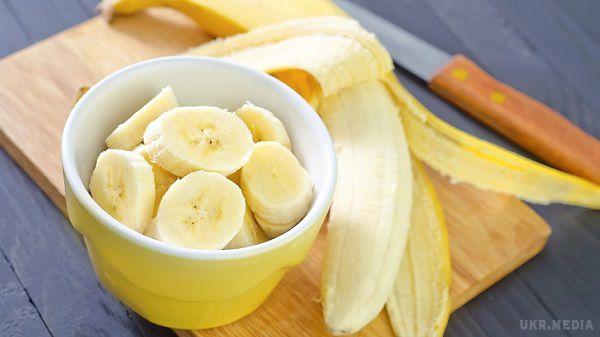 Цей смачний фрукт може шкодити організму. Хоча дієтологи часто радять з'їдати щодня п'ять порцій фруктів мінімум, нещодавно медики заявили, що вживання бананів може шкодити організму.