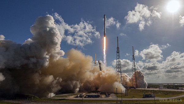 Ракета від SpaceX успішно вивела на орбіту новітні супутники (Відео). Американська компанія SpaceX здійснила успішний старт ракети-носія Falcon 9, яка вивела на орбіту 10 сучасних супутників Iridium NEXT