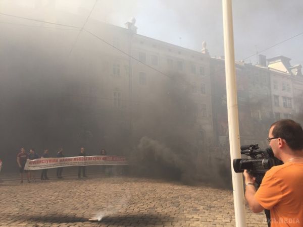 Львівську міськраду закидали димовими шашками (ФОТО). У Львові на площі Ринок триває мітинг