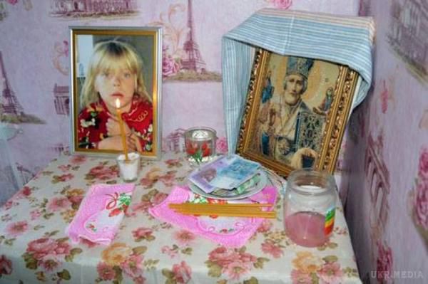 Прощання в Донецькій області з 6-річною Аліною Васютиной яку позвірячому вбили. На похороні чергували карети швидкої, люди потоком несли іграшки і живі квіти.