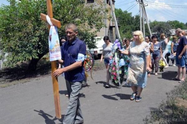 Прощання в Донецькій області з 6-річною Аліною Васютиной яку позвірячому вбили. На похороні чергували карети швидкої, люди потоком несли іграшки і живі квіти.